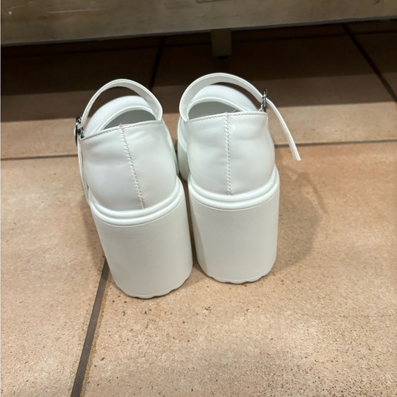 White platform - Picture 3 of 3